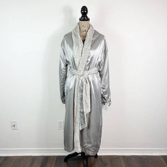 Giraffe At Home NWT Women's Luxe Satin Snow Leopard Faux Fur Robe M - Picture 2 of 7